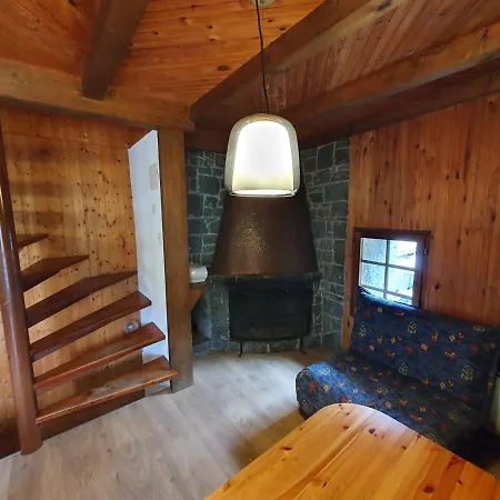 Chalet Au Milieu Des Montagnes